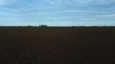 Genişleyen bir İngiliz rüzgar çiftliğinin hava aracı görüntüsü, ulusal şebeke için sürdürülebilir elektrik üreten devasa türbinler içeriyor..