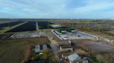 Yenilenebilir enerji için Büyük Şebeke Yükseltme 'nin bir parçası olarak Wisbech UK' deki devasa Walpole alt istasyonunun yukarıdan aşağıya hava aracı görüntüsü.