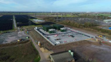 Yenilenebilir enerji için Büyük Şebeke Yükseltme 'nin bir parçası olarak Wisbech UK' deki devasa Walpole alt istasyonunun yukarıdan aşağıya hava aracı görüntüsü.