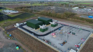 Yenilenebilir enerji için Büyük Şebeke Yükseltme 'nin bir parçası olarak Wisbech UK' deki devasa Walpole alt istasyonunun yukarıdan aşağıya hava aracı görüntüsü.