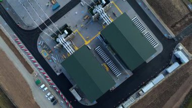 Yenilenebilir enerji için Büyük Şebeke Yükseltme 'nin bir parçası olarak Wisbech UK' deki devasa Walpole alt istasyonunun yukarıdan aşağıya hava aracı görüntüsü.