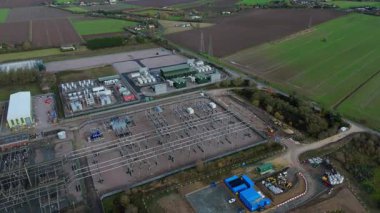Yenilenebilir enerji için Büyük Şebeke Yükseltme 'nin bir parçası olarak Wisbech UK' deki devasa Walpole alt istasyonunun yukarıdan aşağıya hava aracı görüntüsü.