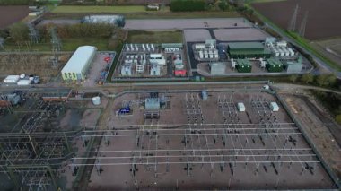 Yenilenebilir enerji için Büyük Şebeke Yükseltme 'nin bir parçası olarak Wisbech UK' deki devasa Walpole alt istasyonunun yukarıdan aşağıya hava aracı görüntüsü.