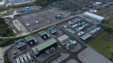 Yenilenebilir enerji için Büyük Şebeke Yükseltme 'nin bir parçası olarak Wisbech UK' deki devasa Walpole alt istasyonunun yukarıdan aşağıya hava aracı görüntüsü.