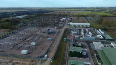 Yenilenebilir enerji için Büyük Şebeke Yükseltme 'nin bir parçası olarak Wisbech UK' deki devasa Walpole alt istasyonunun yukarıdan aşağıya hava aracı görüntüsü.