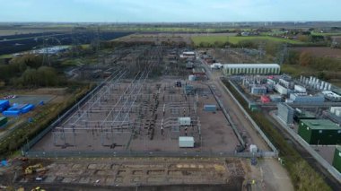 Yenilenebilir enerji için Büyük Şebeke Yükseltme 'nin bir parçası olarak Wisbech UK' deki devasa Walpole alt istasyonunun yukarıdan aşağıya hava aracı görüntüsü.