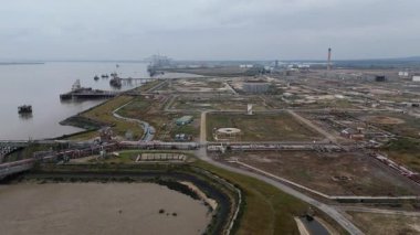 İngiltere Canvey Adası 'ndaki paslanmış endüstriyel tanklar ve terk edilmiş altyapıya sahip büyük petrol ve yakıt deposunun insansız hava aracı görüntüsü.