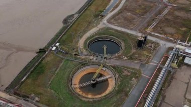 İngiltere Canvey Adası 'ndaki paslanmış endüstriyel tanklar ve terk edilmiş altyapıya sahip büyük petrol ve yakıt deposunun insansız hava aracı görüntüsü.