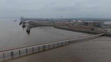 İngiltere Canvey Adası 'ndaki paslanmış endüstriyel tanklar ve terk edilmiş altyapıya sahip büyük petrol ve yakıt deposunun insansız hava aracı görüntüsü.