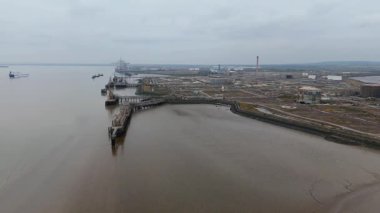 İngiltere Canvey Adası 'ndaki paslanmış endüstriyel tanklar ve terk edilmiş altyapıya sahip büyük petrol ve yakıt deposunun insansız hava aracı görüntüsü.