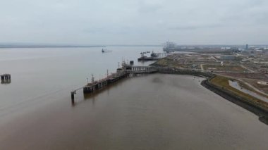 İngiltere Canvey Adası 'ndaki paslanmış endüstriyel tanklar ve terk edilmiş altyapıya sahip büyük petrol ve yakıt deposunun insansız hava aracı görüntüsü.