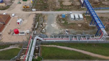 İngiltere 'deki enerji ithalatı ve ihracatı için Thames Nehri üzerindeki büyük bir endüstriyel yakıt deposu ve gaz terminali üzerinde hava aracı görüntüsü.