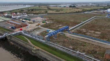 İngiltere 'deki enerji ithalatı ve ihracatı için Thames Nehri üzerindeki büyük bir endüstriyel yakıt deposu ve gaz terminali üzerinde hava aracı görüntüsü.