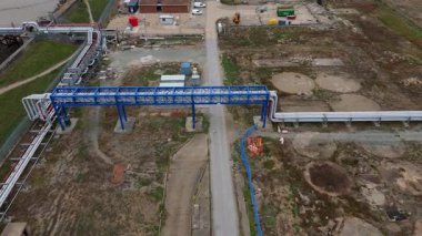 İngiltere 'deki enerji ithalatı ve ihracatı için Thames Nehri üzerindeki büyük bir endüstriyel yakıt deposu ve gaz terminali üzerinde hava aracı görüntüsü.