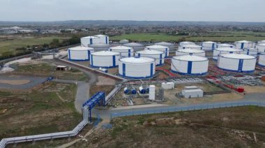 İngiltere 'deki enerji ithalatı ve ihracatı için Thames Nehri üzerindeki büyük bir endüstriyel yakıt deposu ve gaz terminali üzerinde hava aracı görüntüsü.