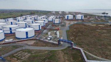 İngiltere 'deki enerji ithalatı ve ihracatı için Thames Nehri üzerindeki büyük bir endüstriyel yakıt deposu ve gaz terminali üzerinde hava aracı görüntüsü.