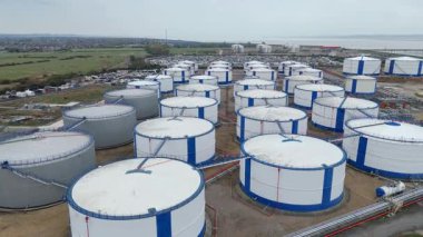 İngiltere 'deki enerji ithalatı ve ihracatı için Thames Nehri üzerindeki büyük bir endüstriyel yakıt deposu ve gaz terminali üzerinde hava aracı görüntüsü.