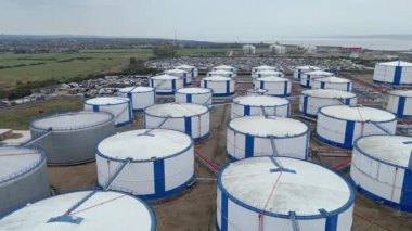 İngiltere 'deki enerji ithalatı ve ihracatı için Thames Nehri üzerindeki büyük bir endüstriyel yakıt deposu ve gaz terminali üzerinde hava aracı görüntüsü.