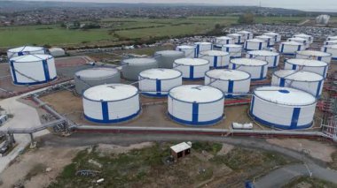 İngiltere 'deki enerji ithalatı ve ihracatı için Thames Nehri üzerindeki büyük bir endüstriyel yakıt deposu ve gaz terminali üzerinde hava aracı görüntüsü.