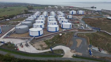 İngiltere 'deki enerji ithalatı ve ihracatı için Thames Nehri üzerindeki büyük bir endüstriyel yakıt deposu ve gaz terminali üzerinde hava aracı görüntüsü.