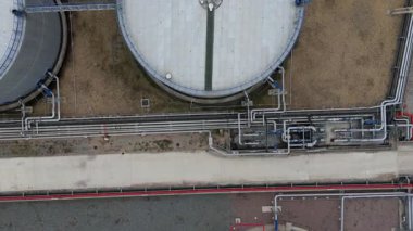 İngiltere 'deki enerji ithalatı ve ihracatı için Thames Nehri üzerindeki büyük bir endüstriyel yakıt deposu ve gaz terminali üzerinde hava aracı görüntüsü.