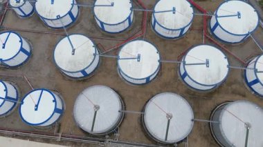 İngiltere 'deki enerji ithalatı ve ihracatı için Thames Nehri üzerindeki büyük bir endüstriyel yakıt deposu ve gaz terminali üzerinde hava aracı görüntüsü.