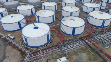 İngiltere 'deki enerji ithalatı ve ihracatı için Thames Nehri üzerindeki büyük bir endüstriyel yakıt deposu ve gaz terminali üzerinde hava aracı görüntüsü.