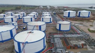 İngiltere 'deki enerji ithalatı ve ihracatı için Thames Nehri üzerindeki büyük bir endüstriyel yakıt deposu ve gaz terminali üzerinde hava aracı görüntüsü.