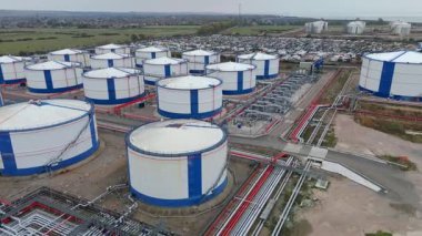 İngiltere 'deki enerji ithalatı ve ihracatı için Thames Nehri üzerindeki büyük bir endüstriyel yakıt deposu ve gaz terminali üzerinde hava aracı görüntüsü.