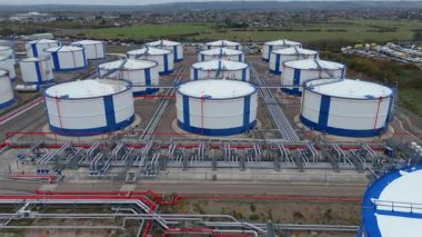 İngiltere 'deki enerji ithalatı ve ihracatı için Thames Nehri üzerindeki büyük bir endüstriyel yakıt deposu ve gaz terminali üzerinde hava aracı görüntüsü.