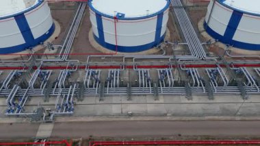 İngiltere 'deki enerji ithalatı ve ihracatı için Thames Nehri üzerindeki büyük bir endüstriyel yakıt deposu ve gaz terminali üzerinde hava aracı görüntüsü.