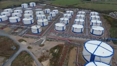 İngiltere 'deki enerji ithalatı ve ihracatı için Thames Nehri üzerindeki büyük bir endüstriyel yakıt deposu ve gaz terminali üzerinde hava aracı görüntüsü.