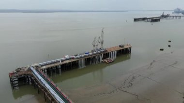 İngiltere 'deki enerji ithalatı ve ihracatı için Thames Nehri üzerindeki büyük bir endüstriyel yakıt deposu ve gaz terminali üzerinde hava aracı görüntüsü.