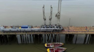 İngiltere 'deki enerji ithalatı ve ihracatı için Thames Nehri üzerindeki büyük bir endüstriyel yakıt deposu ve gaz terminali üzerinde hava aracı görüntüsü.