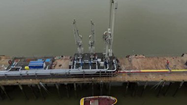 İngiltere 'deki enerji ithalatı ve ihracatı için Thames Nehri üzerindeki büyük bir endüstriyel yakıt deposu ve gaz terminali üzerinde hava aracı görüntüsü.