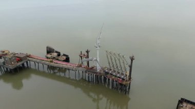 Petrol ve LPG ihracat lojistiği için İngiltere 'nin Canvey Adası' ndaki Thames nehri rıhtımındaki endüstriyel gaz yükleme iskelelerinin yukarıdan aşağıya hava aracı görüntüsü.
