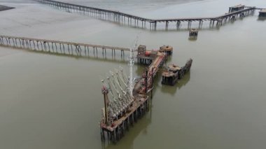 Petrol ve LPG ihracat lojistiği için İngiltere 'nin Canvey Adası' ndaki Thames nehri rıhtımındaki endüstriyel gaz yükleme iskelelerinin yukarıdan aşağıya hava aracı görüntüsü.