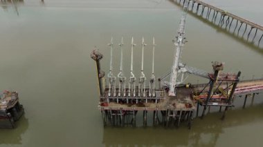 Petrol ve LPG ihracat lojistiği için İngiltere 'nin Canvey Adası' ndaki Thames nehri rıhtımındaki endüstriyel gaz yükleme iskelelerinin yukarıdan aşağıya hava aracı görüntüsü.