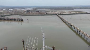 Petrol ve LPG ihracat lojistiği için İngiltere 'nin Canvey Adası' ndaki Thames nehri rıhtımındaki endüstriyel gaz yükleme iskelelerinin yukarıdan aşağıya hava aracı görüntüsü.