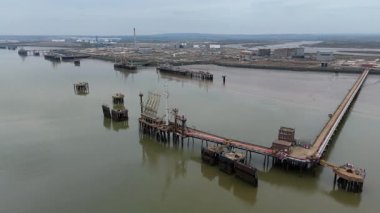 Petrol ve LPG ihracat lojistiği için İngiltere 'nin Canvey Adası' ndaki Thames nehri rıhtımındaki endüstriyel gaz yükleme iskelelerinin yukarıdan aşağıya hava aracı görüntüsü.