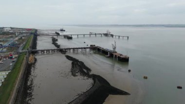 Petrol ve LPG ihracat lojistiği için İngiltere 'nin Canvey Adası' ndaki Thames nehri rıhtımındaki endüstriyel gaz yükleme iskelelerinin yukarıdan aşağıya hava aracı görüntüsü.