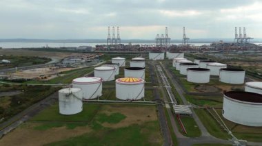 Londra Gateway Port, River Thames, İngiltere 'deki endüstriyel yakıt depolarının ve LPG depolama silolarının stratejik hava görüntüsü