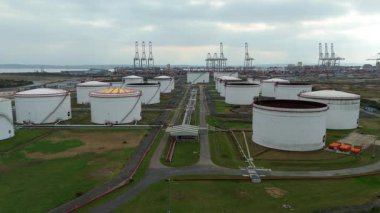 Londra Gateway Port, River Thames, İngiltere 'deki endüstriyel yakıt depolarının ve LPG depolama silolarının stratejik hava görüntüsü