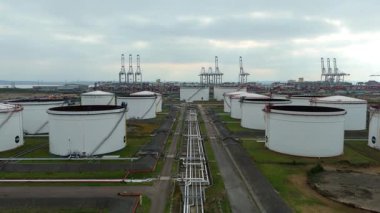 Londra Gateway Port, River Thames, İngiltere 'deki endüstriyel yakıt depolarının ve LPG depolama silolarının stratejik hava görüntüsü