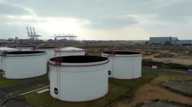 Londra Gateway Port, River Thames, İngiltere 'deki endüstriyel yakıt depolarının ve LPG depolama silolarının stratejik hava görüntüsü