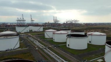 Londra Gateway Port, River Thames, İngiltere 'deki endüstriyel yakıt depolarının ve LPG depolama silolarının stratejik hava görüntüsü