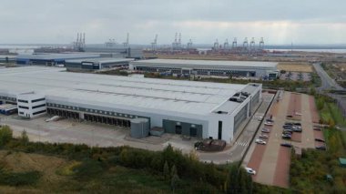 Endüstriyel arazileri ve nakliye bağlantıları olan birincil İngiliz ticaret girişinin havadan genel bakışı