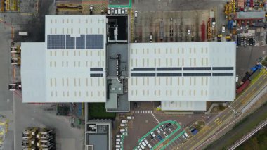 Bir sürü yük konteynırı ve büyük kargo gemisi kenetlenmiş büyük bir nakliye limanının insansız hava aracı görüntüsü, Gri trenler ve ithalat için malları taşıyan HGV 'ler, Londra Thames UK kapısı.