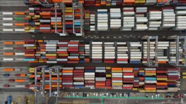 Bir sürü yük konteynırı ve büyük kargo gemisi kenetlenmiş büyük bir nakliye limanının insansız hava aracı görüntüsü, Gri trenler ve ithalat için malları taşıyan HGV 'ler, Londra Thames UK kapısı.