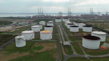 Londra Gateway Limanı 'ndaki büyük yakıt deposu ve petrol deposunun en tepedeki hava aracı görüntüsünde endüstriyel tanklar ve altyapı yer alıyor..